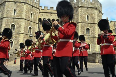 Marching band, Marching, Bearskin, Uniform, Musician, Musical ensemble, Headgear, Parade, Event, Tradition,