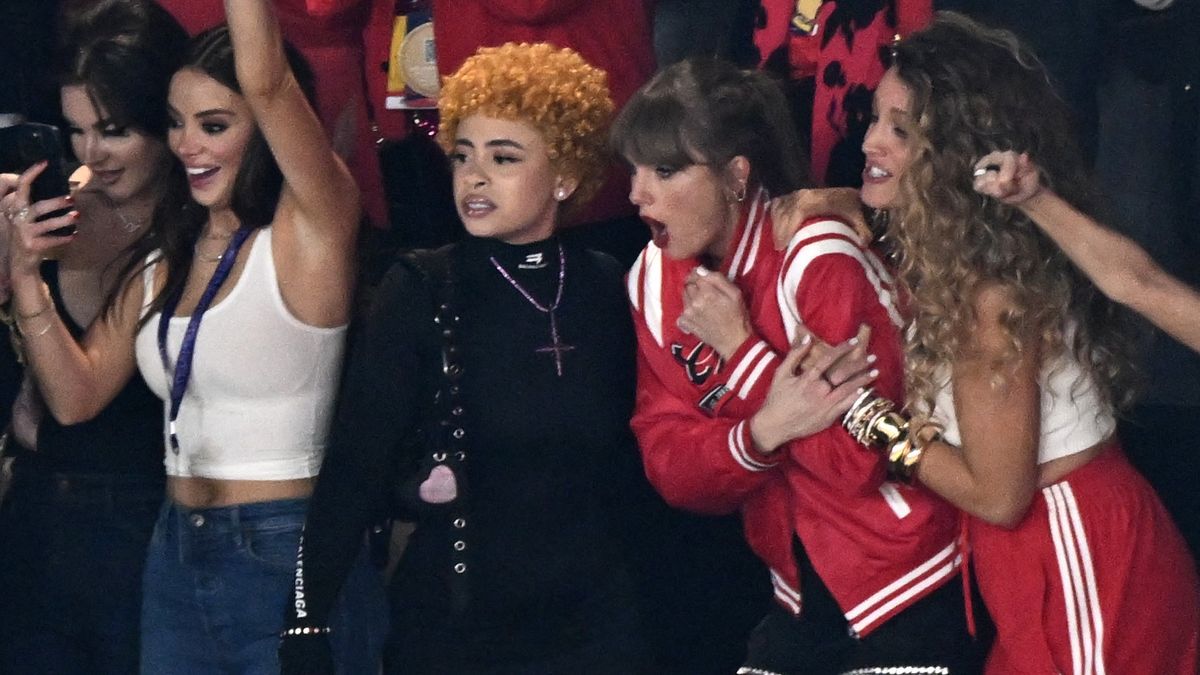 Taylor Swift and friends watch Super Bowl