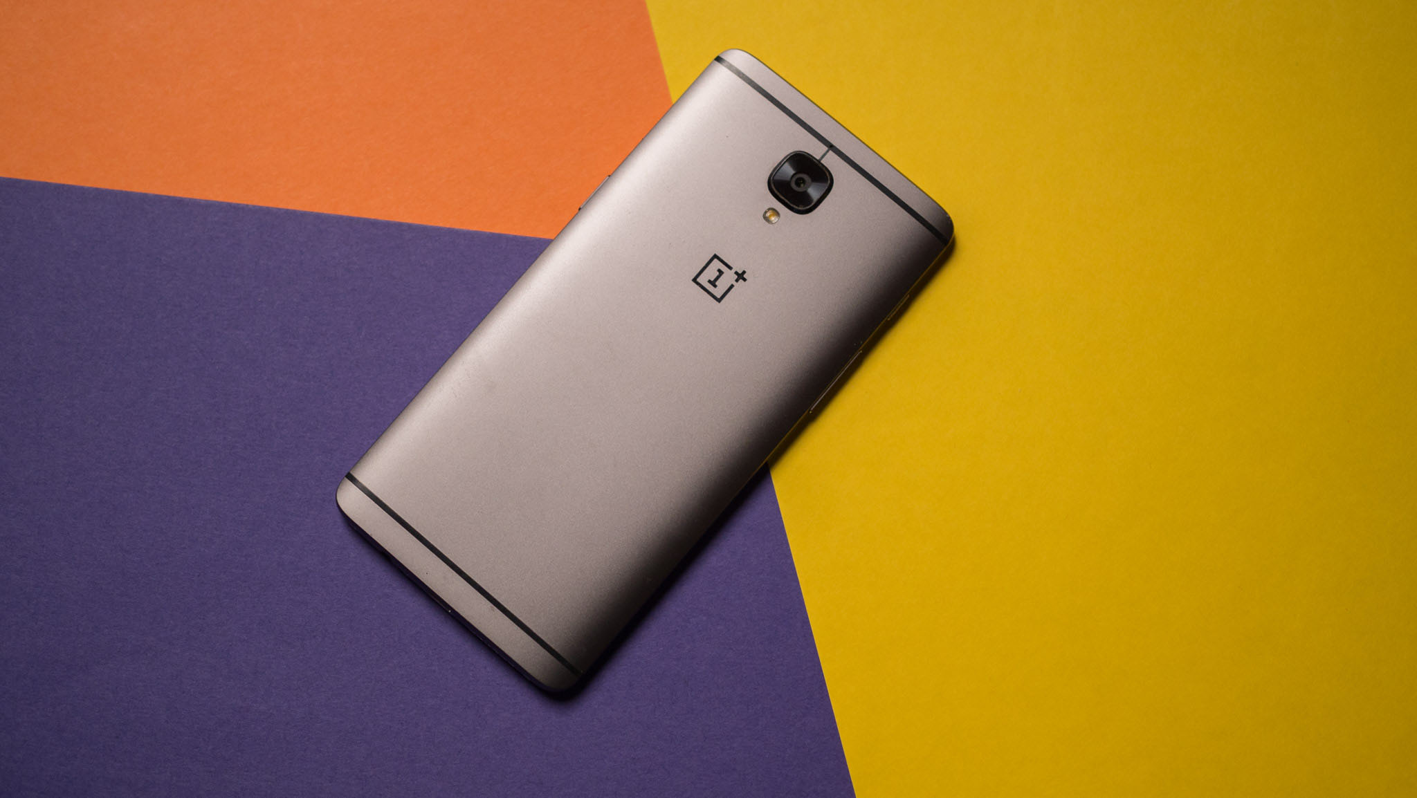 OnePlus 3T em segundo plano