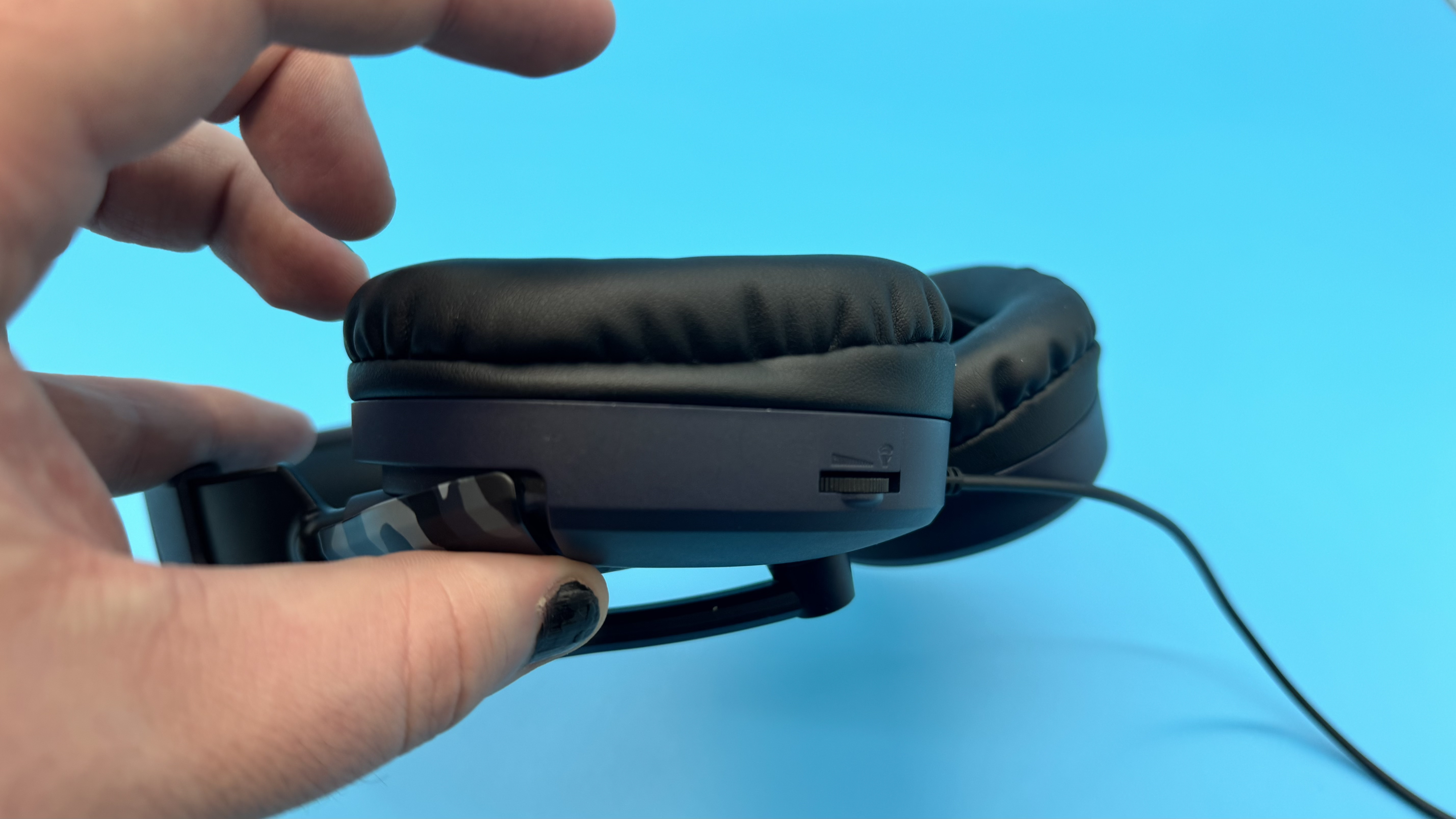Turtle Beach Recon 70 gaming headset on a blue background