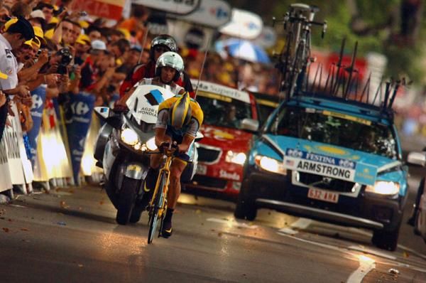 Lance Armstrong (Astana) gives it his all as he nears the finish line.