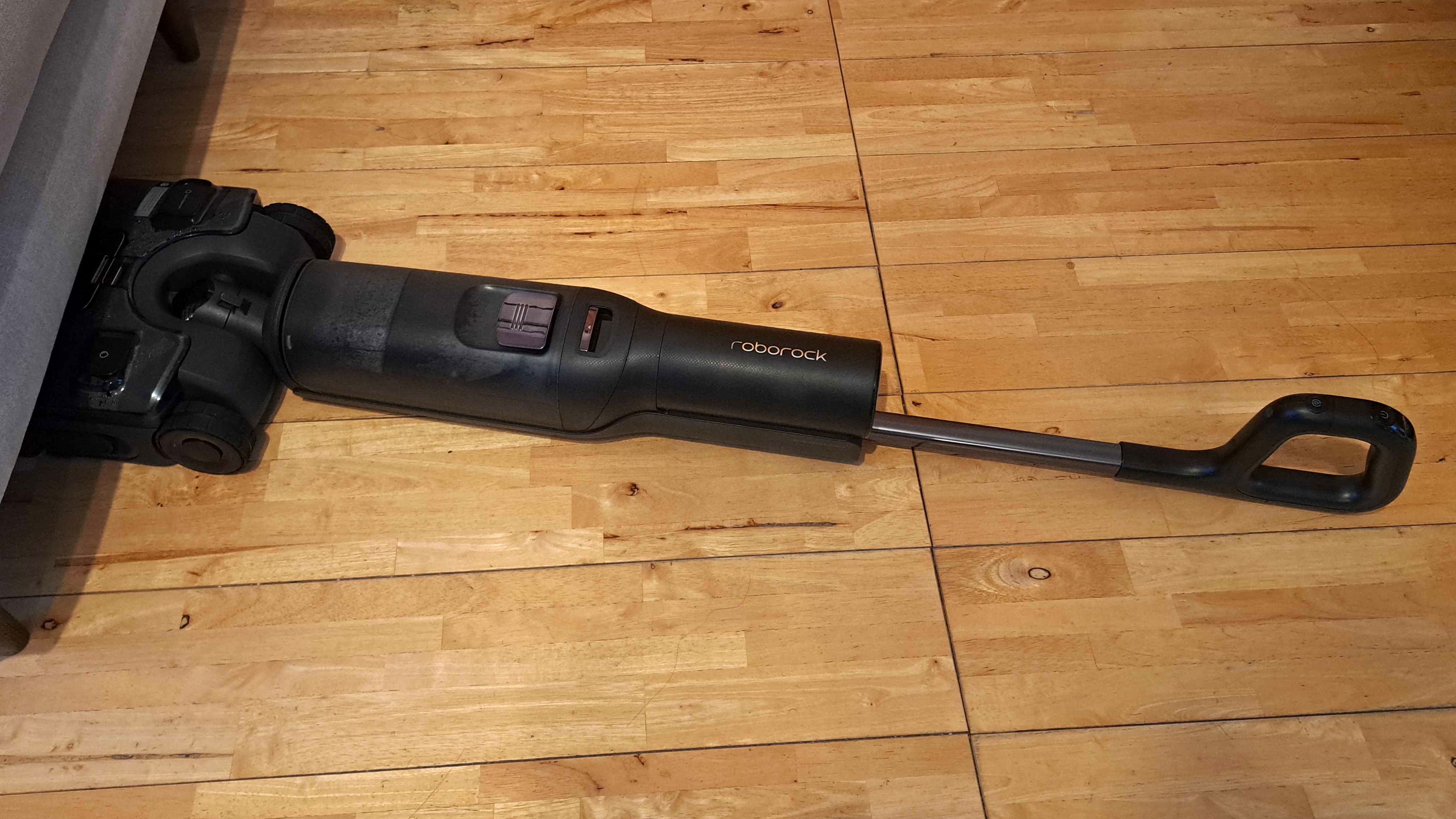 Roborock F25 Ultra lay-flat on hardwood