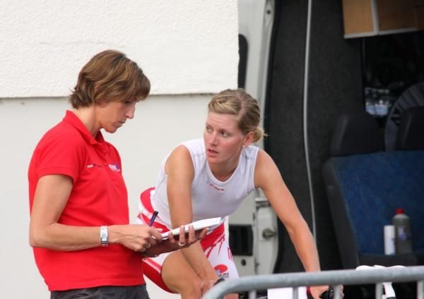 Emma Johansson warming up before the stage and talking with manager Heidi VandeVijver.