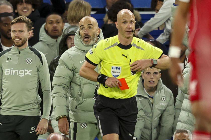 LONDON, ENGLAND - OCTOBER 04: Referee Anthony Taylor shows Head Coach Enzo Maresca of Chelsea red card and sends him off after he left his technical area to join in celebrations at the corner flag after Estêvão scores a goal to make it 2-1 during the Premier League match between Chelsea and Liverpool at Stamford Bridge on October 04, 2025 in London, England. (Photo by Robin Jones/Getty Images)