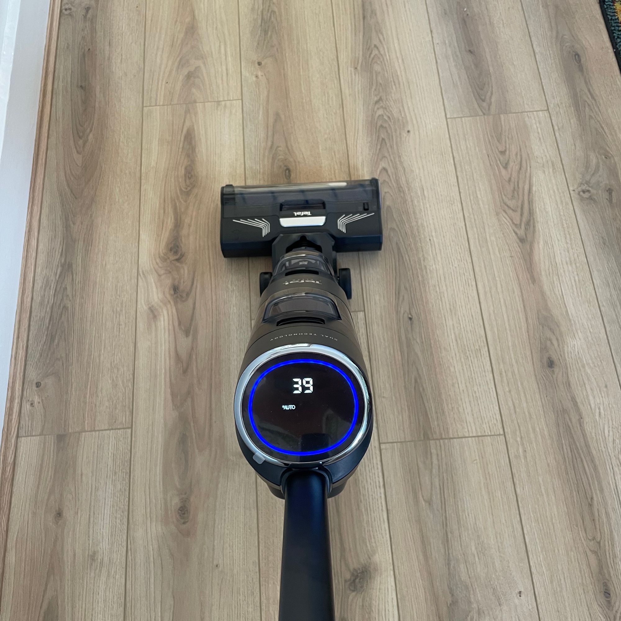 Using the Tefal X-CLEAN 4 vacuum mop on laminate flooring