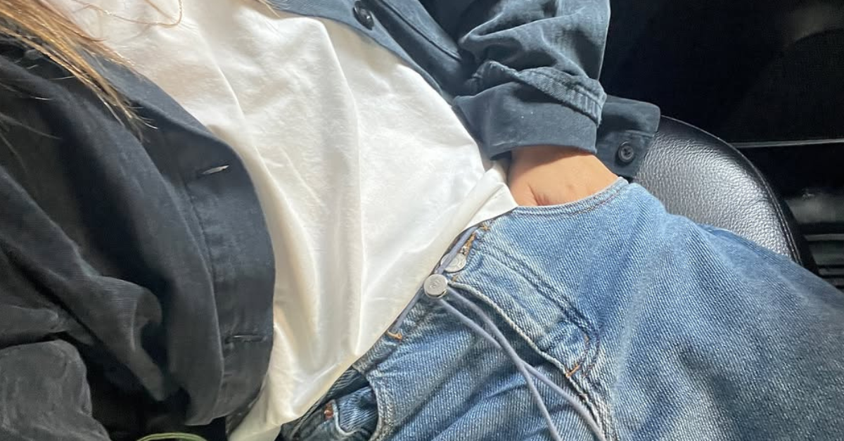 Si vous avez peur des jeans skinny mais que vous avez envie de quelque chose de nouveau, essayez cette tendance de denim informatique