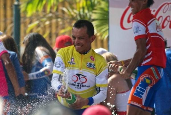 Manuel "The Cat" Medina celebrates his leader's jersey in the general classification