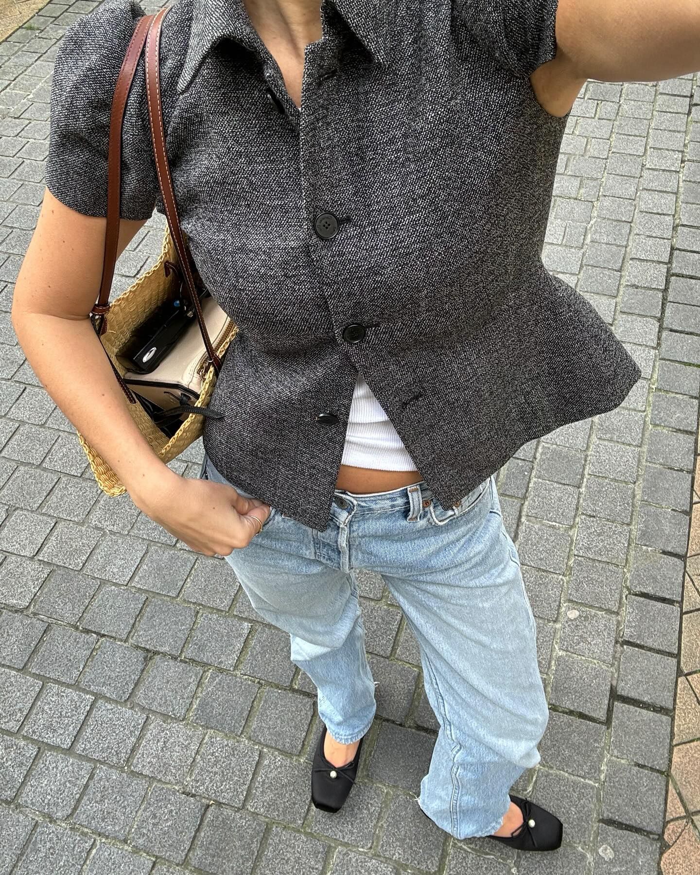 Blazer with low-rise jeans outfit