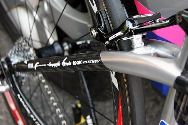 Oversized rear stays.