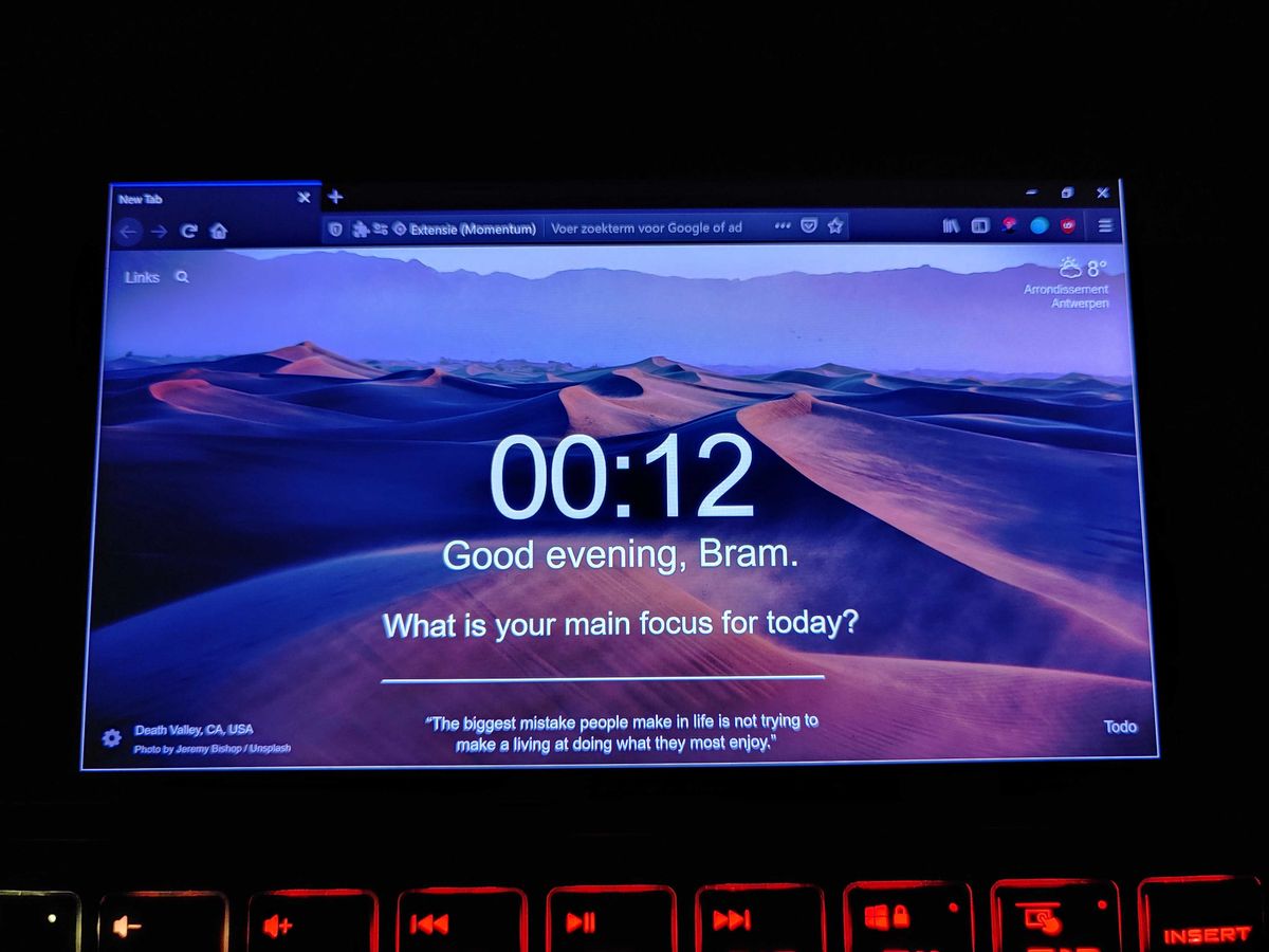 Je kan eender welk programma in het minidisplay zetten. Het is namelijk een volwaardig display, alleen kleiner.