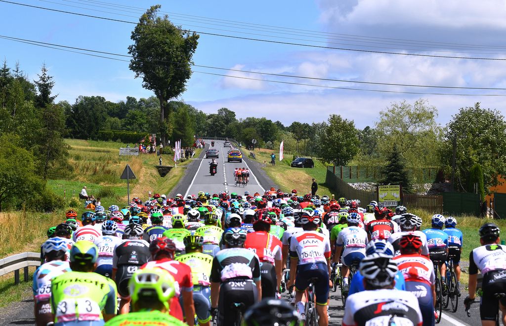 The break gets away from the peloton