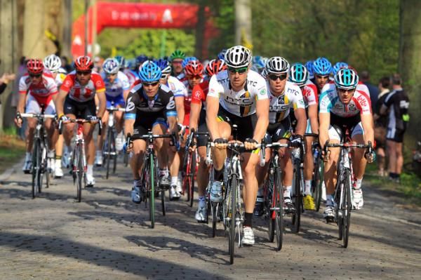 Bernhard Eisel leads Cavendish in the finale of Scheldeprijs