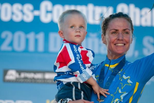 Gunn-Rita Dahle Flesj&aring; on the podium with her son