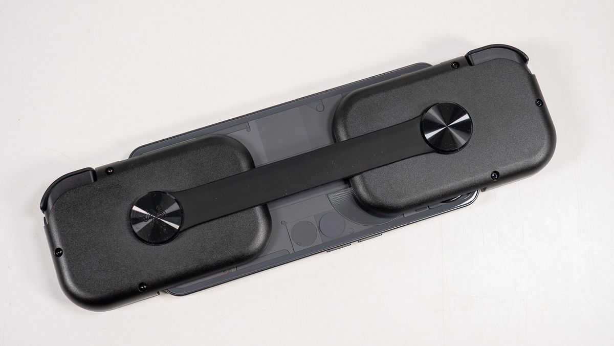 Looking at the rubber band mechanism that holds both halves of the Razer Prio together