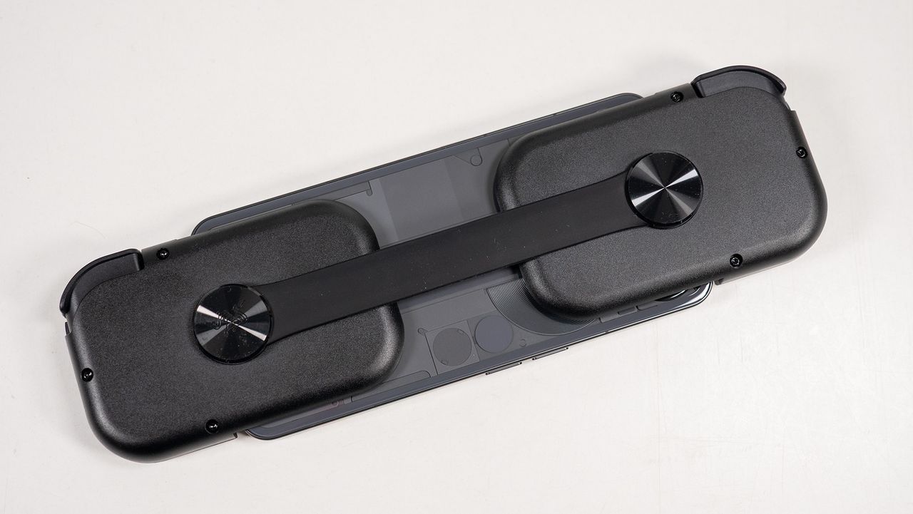Looking at the rubber band mechanism that holds both halves of the Razer Prio together