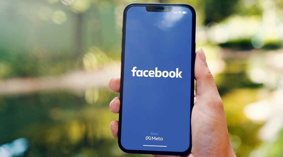 Facebook logo on iPhone 