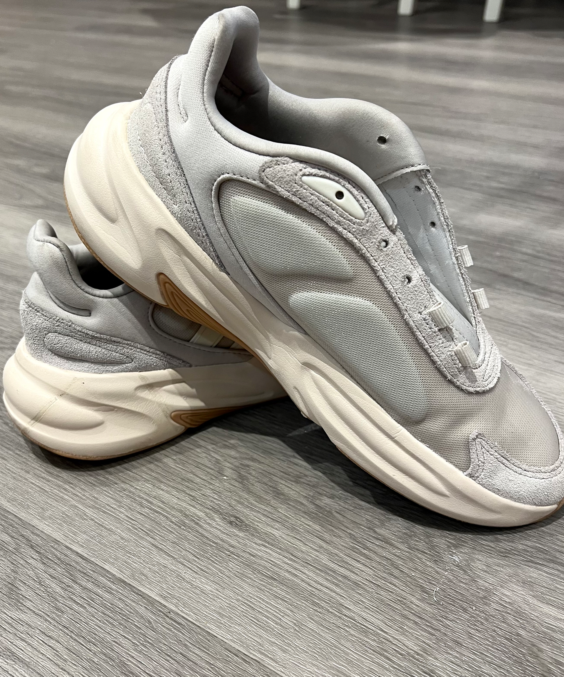 Sepasang sepatu kets Adidas dibersihkan dan ditumpuk