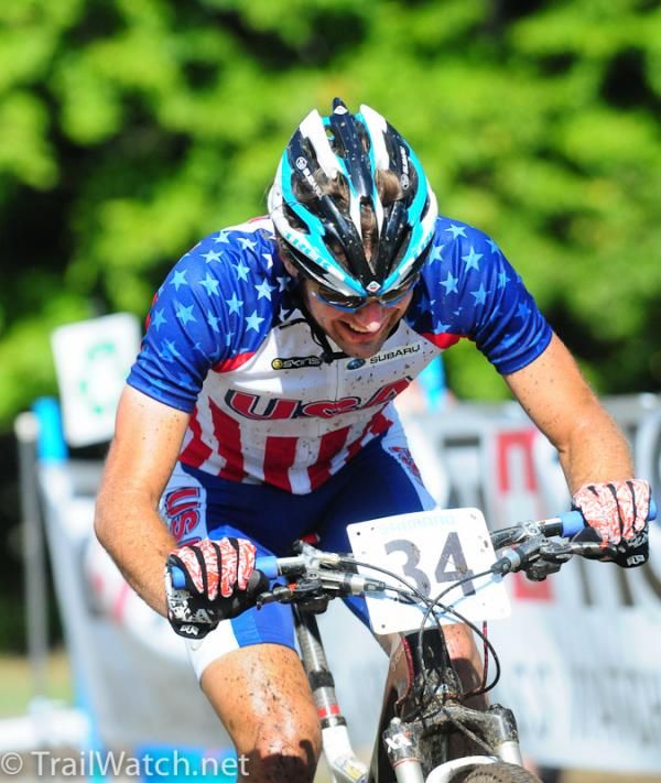 Jeremy Horgan-Kobelski (USA) gives it his all with one lap to go