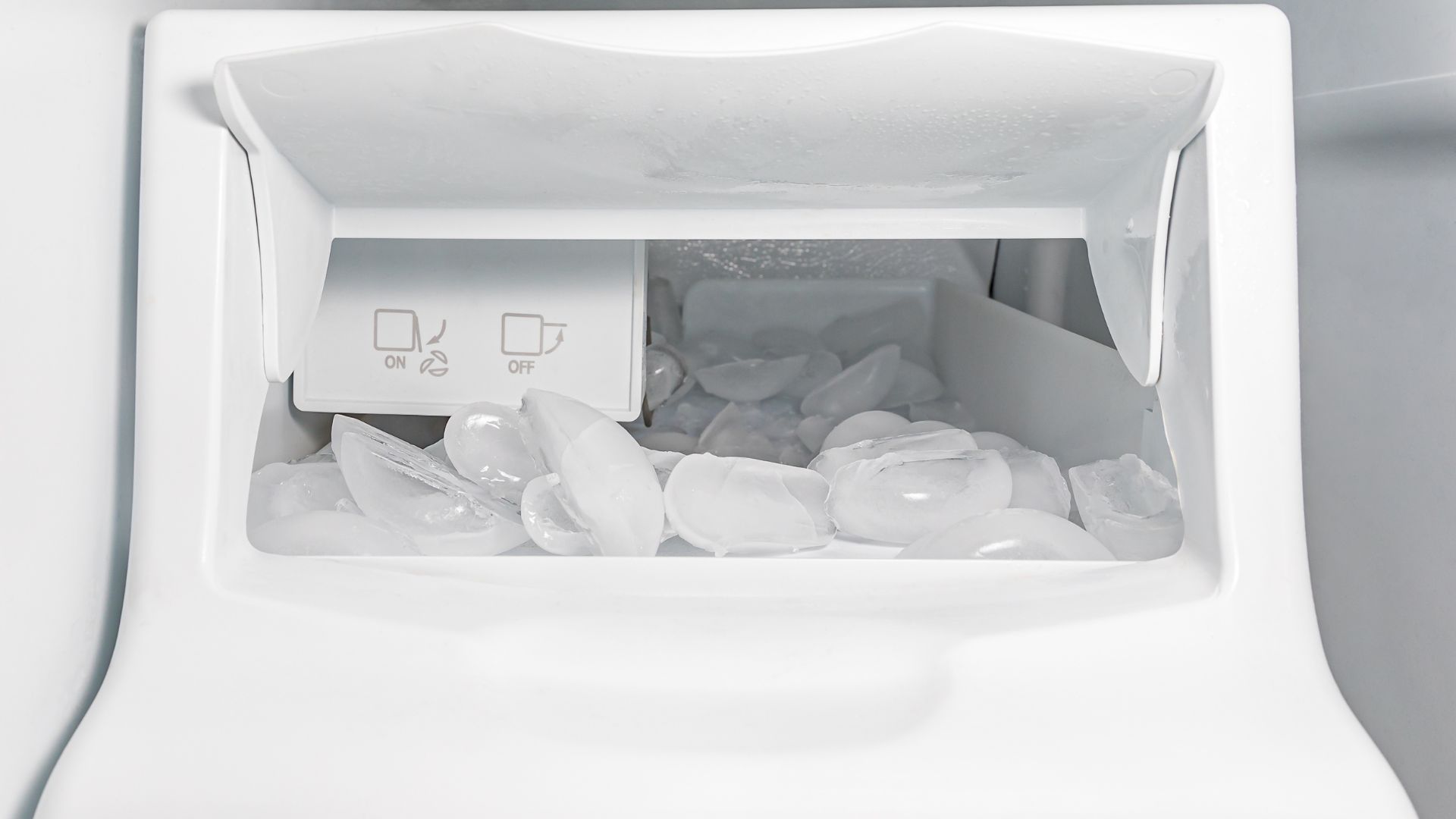 How to clean your refrigerator ice maker