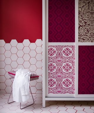 Red bathroom walls, red micro trend