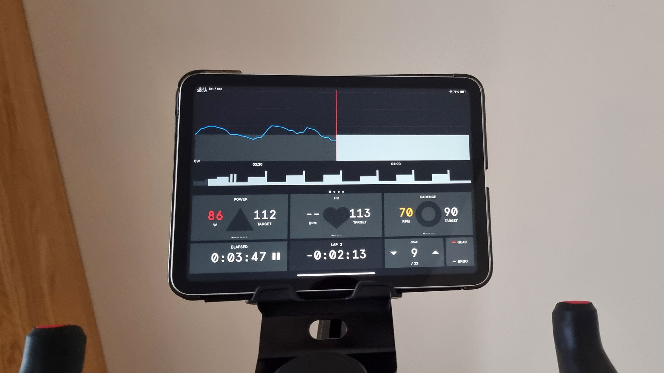 Wattbike Proton, una foto en primer plano de la pantalla de entrenamiento en la aplicación Hub