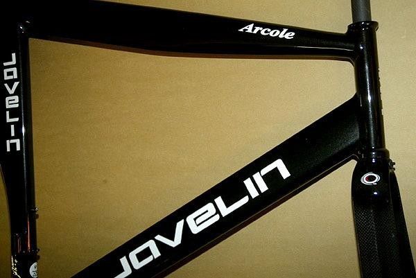 Heavily shaped tubes and internal cable routing indicate a bike with go-faster intent.