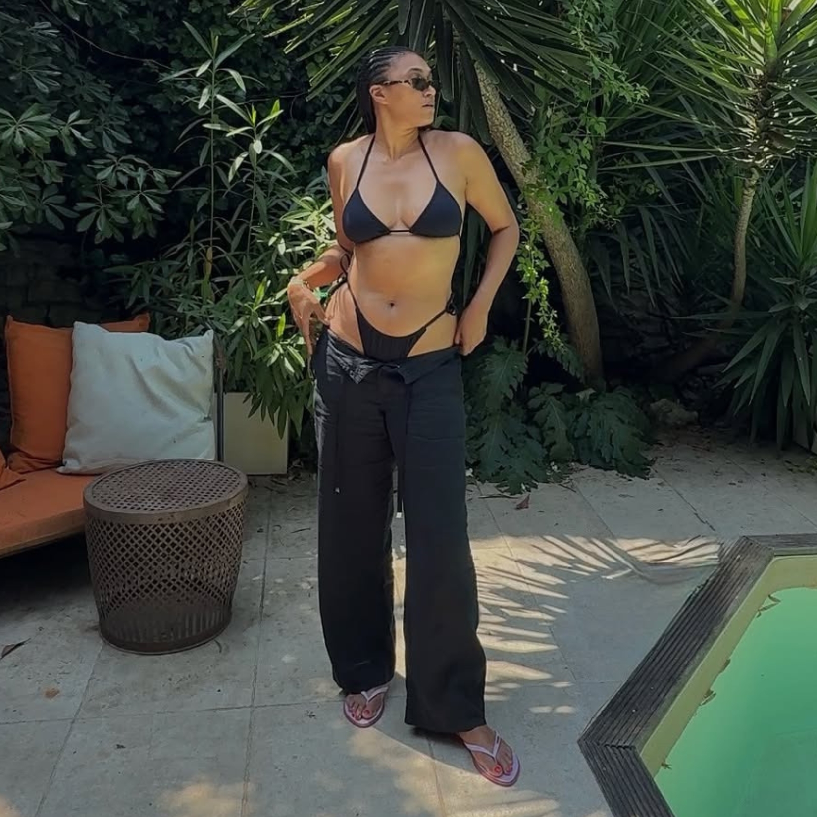 Léna Farouil wearing an all-black summer outfit.
