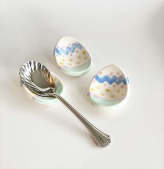 Egg-shaped teaspoon holders will protect your table