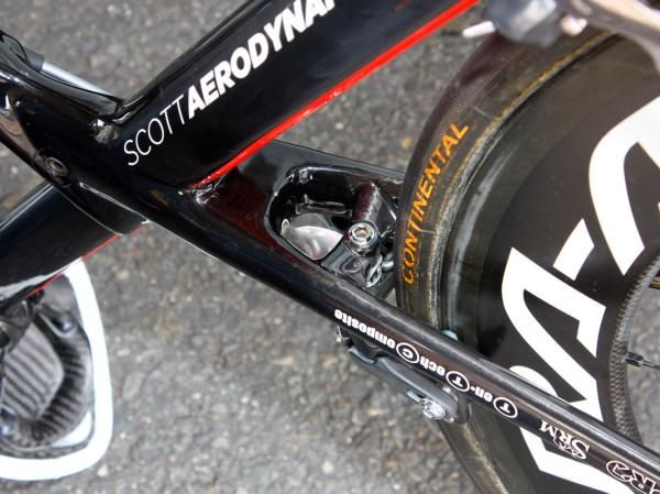 The integrated bridge requires a standard brake mounting nut for easier servicing.
