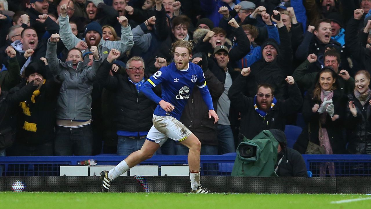 Tom Davies scores for Everton against Manchester City