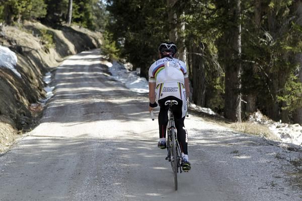 Cadel Evans starts up the Plan de Corones