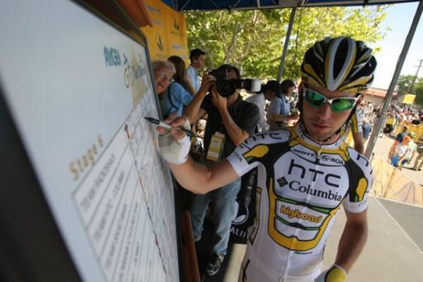 Mark Cavendish (HTC-Columbia) signs in