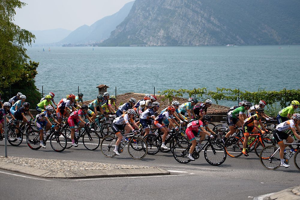 Giro Rosa stage 4 riding along the lake