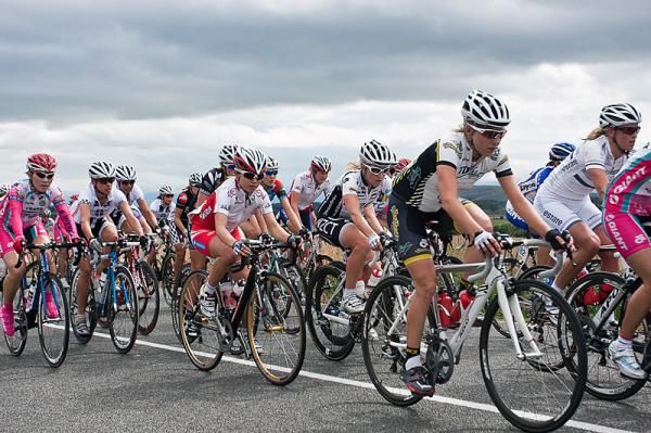 The peloton on the roads near Gladstone.