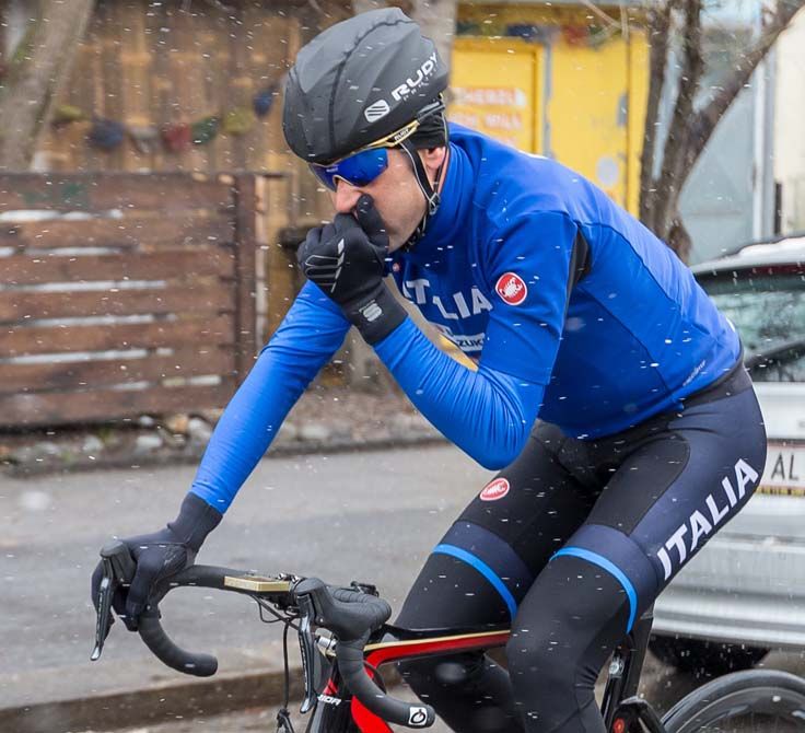 Vincenzo Nibali braves the snow to ride the Worlds course in Innsbruck