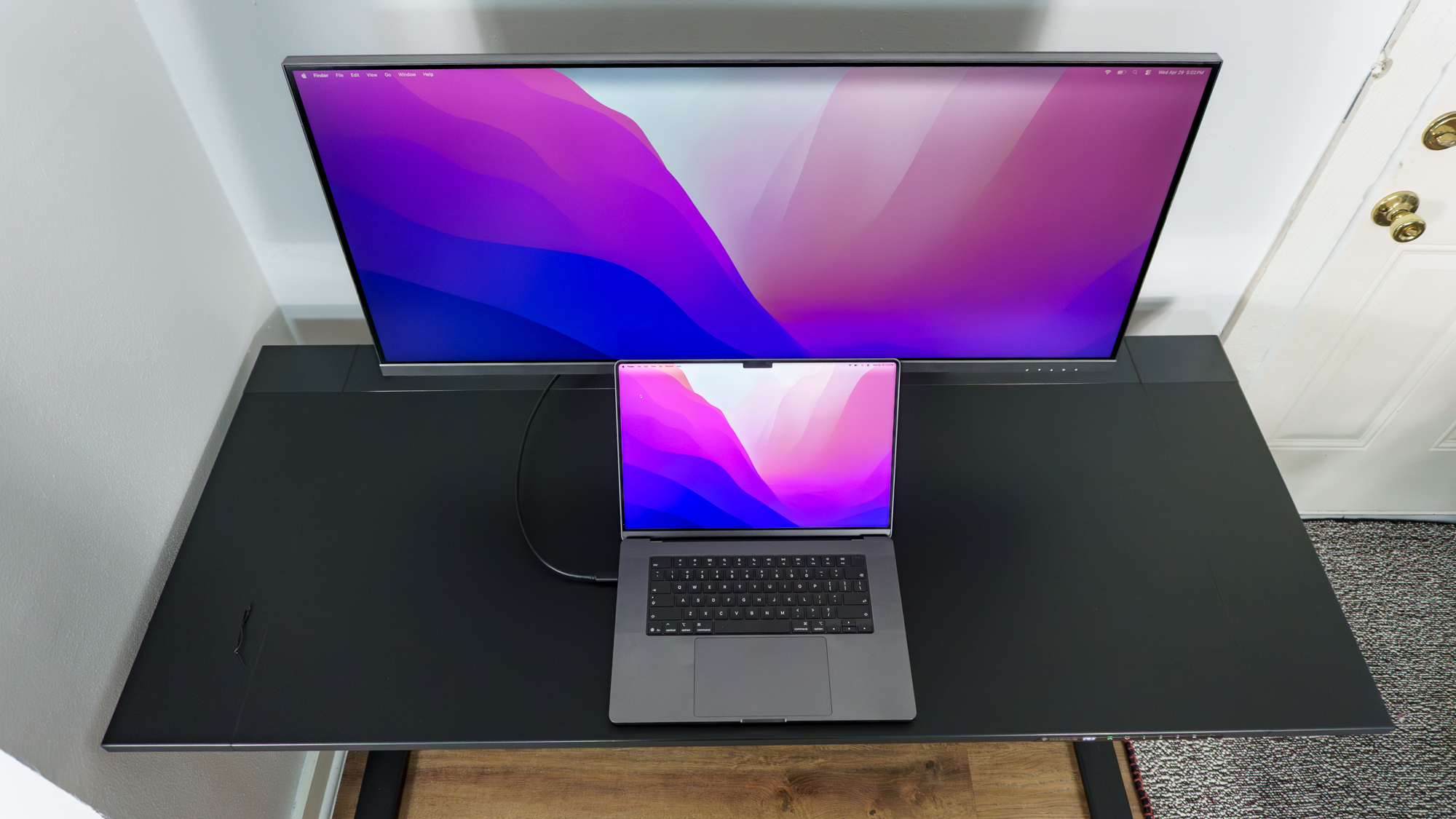 عکس بالای یک مک بوک پرو متصل به نمایشگر فوق عریض Innocn 40C1U را نشان می دهد