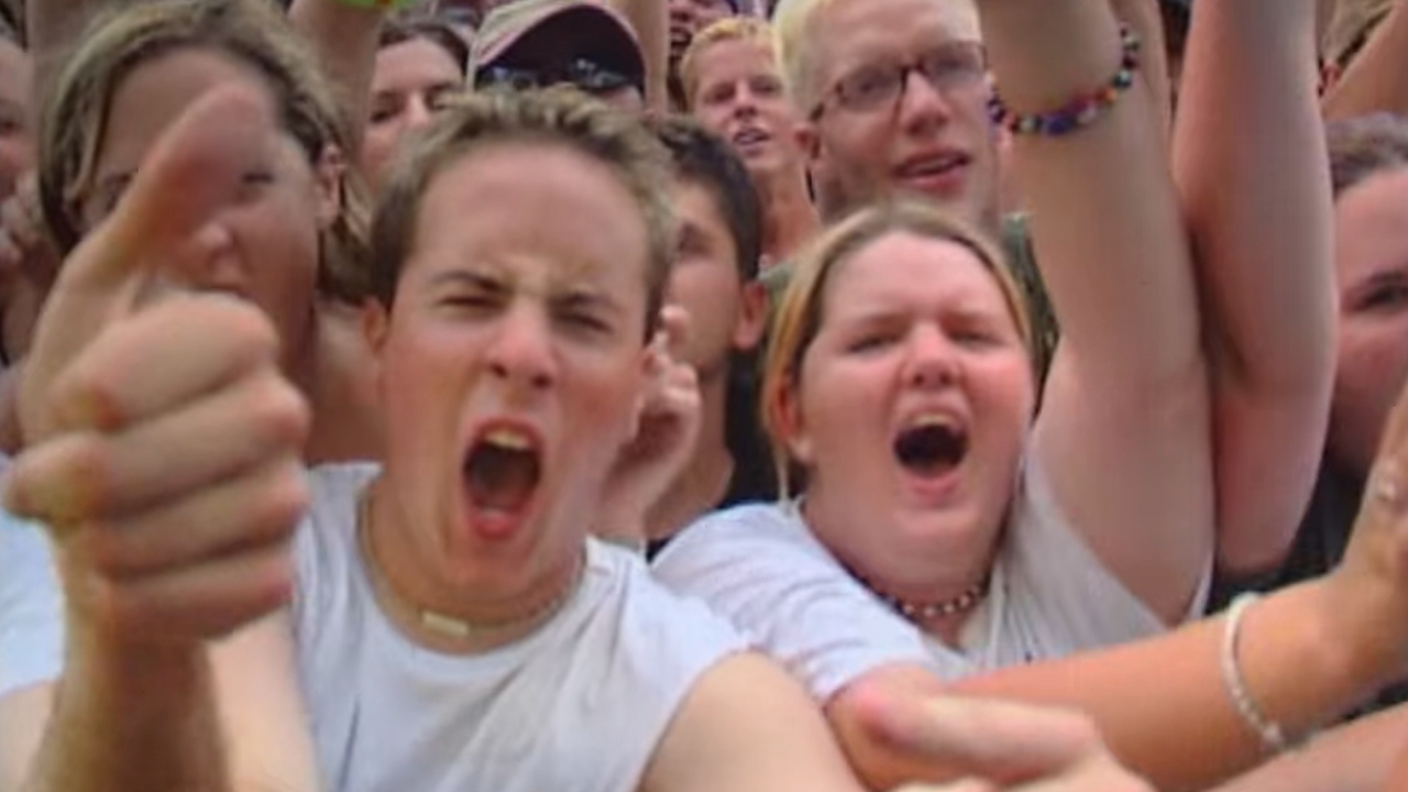 Fani pūļa priekšā vilciena vrakā: Vudstoka '99