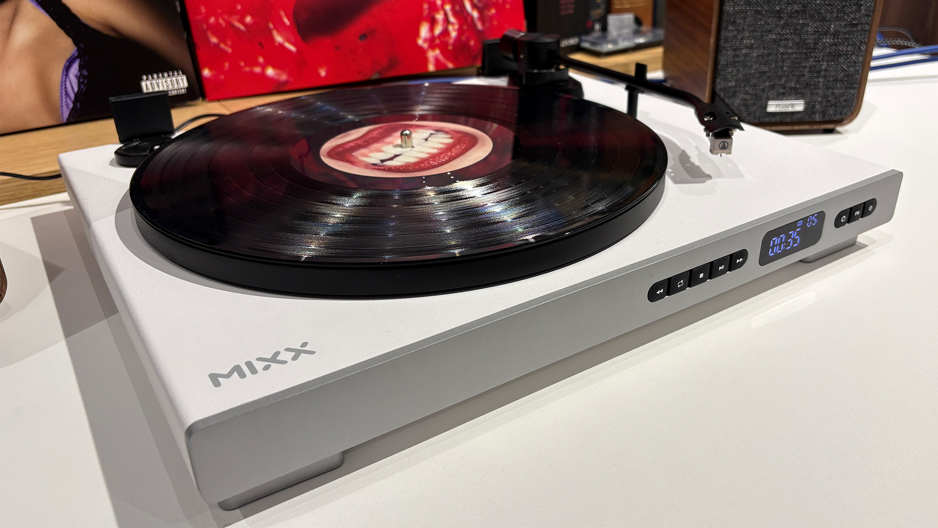 Mixx Analog+ turntable/CD player