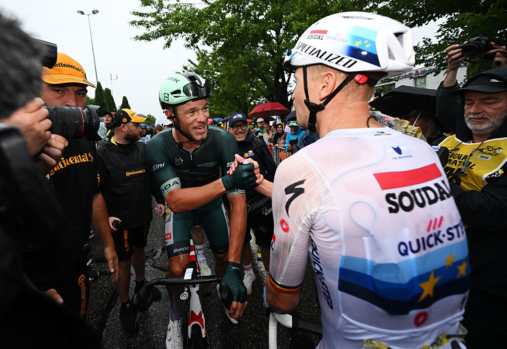 Tour de France 2025: Green jersey Jonathan Milan (l) receives congratulations from fellow fastman Tim Merlier (r) for his sprint victory on stage 17