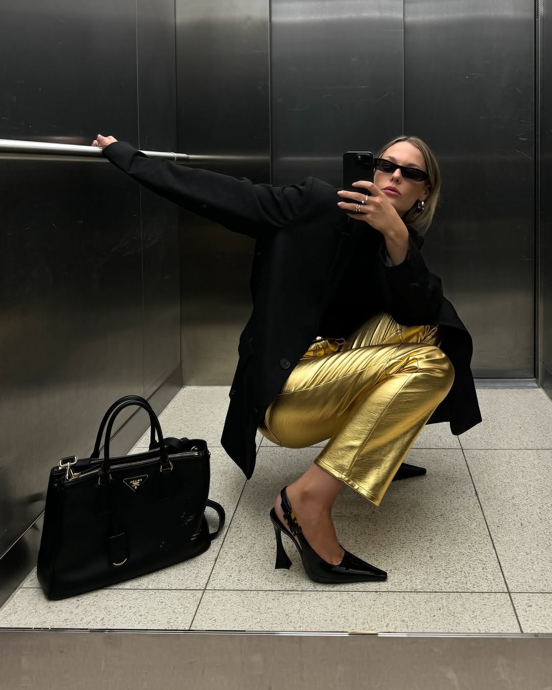 Influencer with gold trousers and blazers