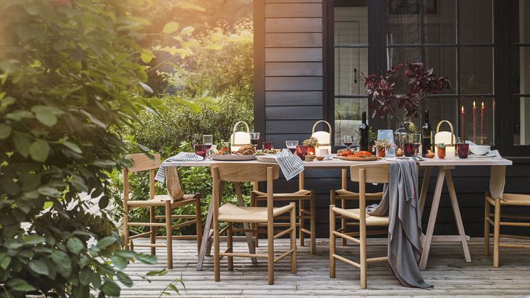 Fall decor ideas with outdoor table setting