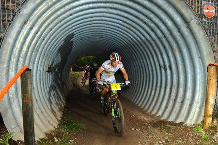 Moritz Milatz (Multivan-Merida) rides through the tunnel.