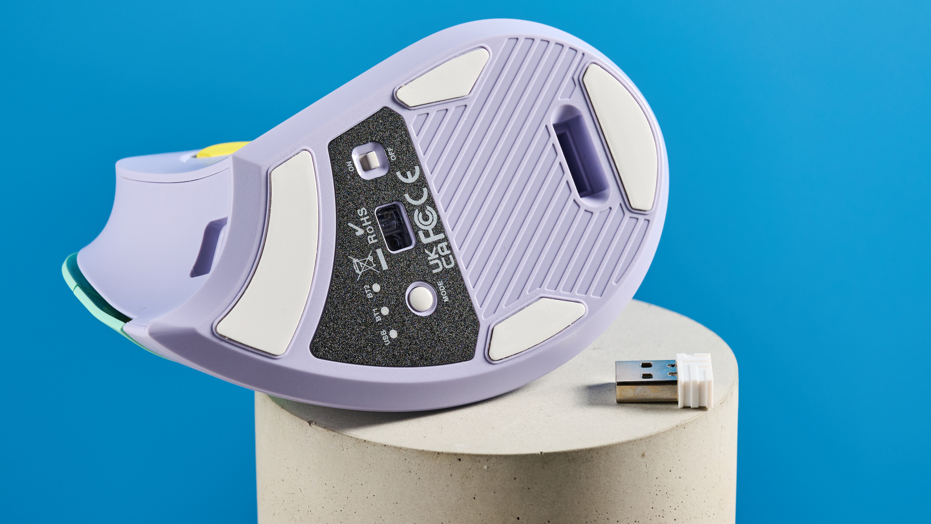 Seenda MOU-302 Vertical Wireless Mouse in ming and purple colour way with yellow accents photographed on a blue background.