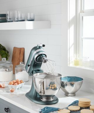 Retro stand mixer on countertop