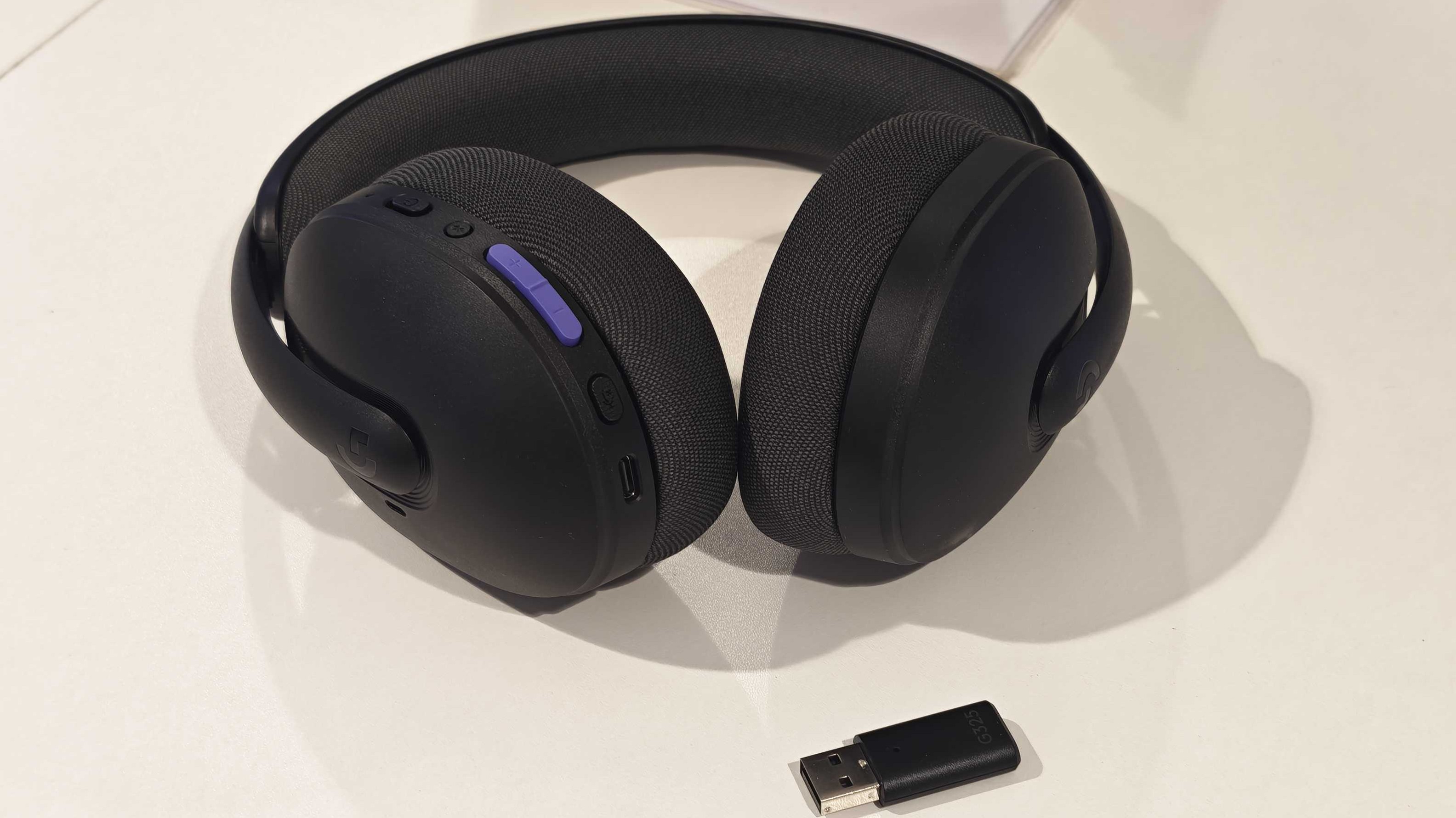 Logitech G325 Lightspeed على طاولة بيضاء.