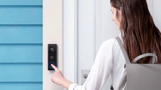 En kvinde ringer på en Eufy Video Doorbell 2K dørklokke