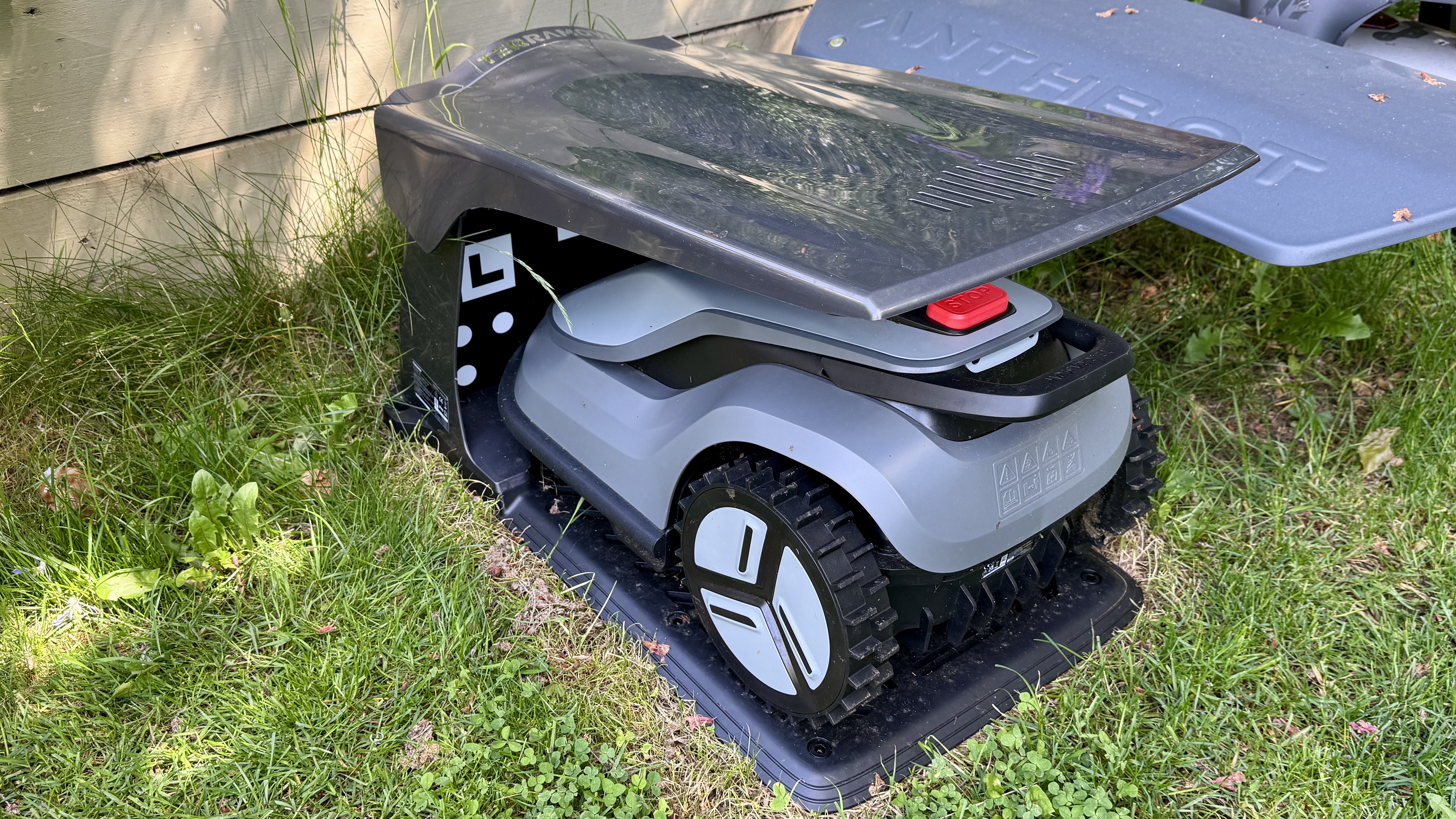 TerraMow V1000 charging base
