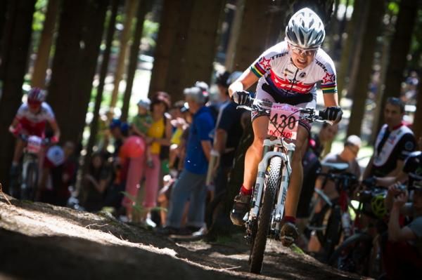 Tereza Hur&iacute;kov&aacute; (Trek-Lorca Taller Del Tiempo) races uphill.