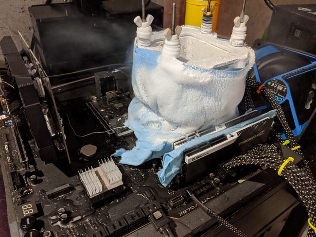 Splave Sets Ryzen 9 3900XT World Record With Liquid Nitrogen Tom s 
