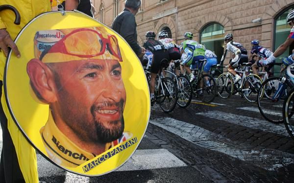 The riders begin the Memorial Marco Pantani.